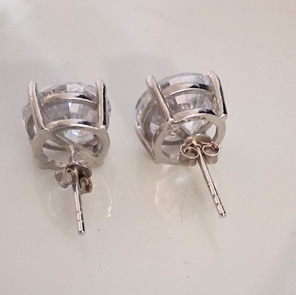 BELLA LUCE ROUND STUD EARRINGS - Picture 4 of 5